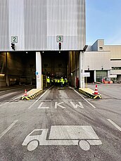 Über die Anlieferplatteform zum Mülltor um einen Blick in den riesigen Müllbunker der MVA Ingolstadt werfen.